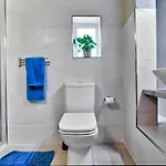 Charming 1 Bedroom Off Republic Street Sleeps 4