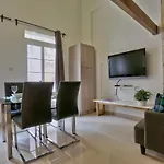 Daire Charming 1 Bedroom Off Republic Street Sleeps 4