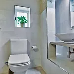 Charming 1 Bedroom Off Republic Street Sleeps 4 *