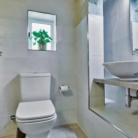 Charming 1 Bedroom Off Republic Street Sleeps 4 *