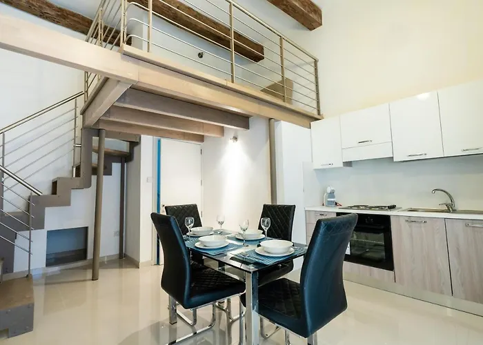 Charming 1 Bedroom Off Republic Street Sleeps 4 *