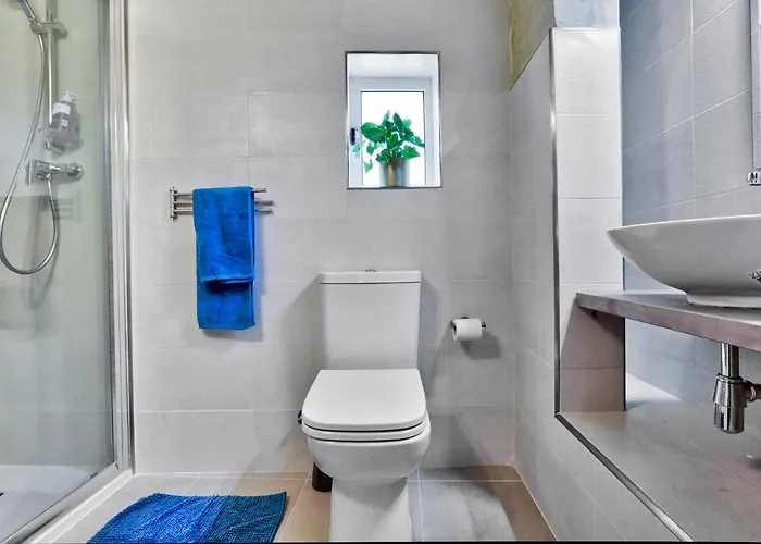 Charming 1 Bedroom Off Republic Street Sleeps 4