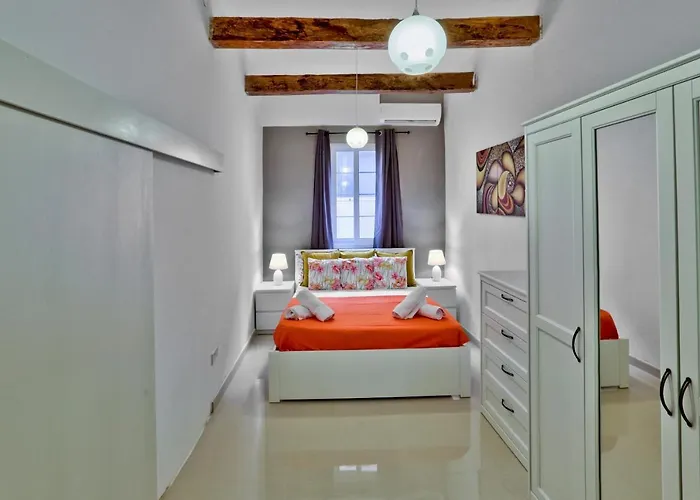 Charming 1 Bedroom Off Republic Street Sleeps 4