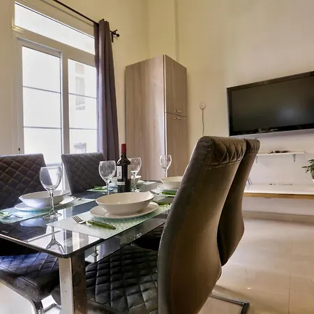 Charming 1 Bedroom Off Republic Street Sleeps 4 * Valletta