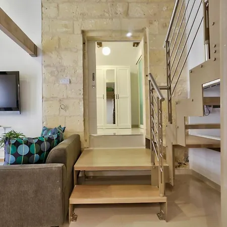 Charming 1 Bedroom Off Republic Street Sleeps 4 * Valletta
