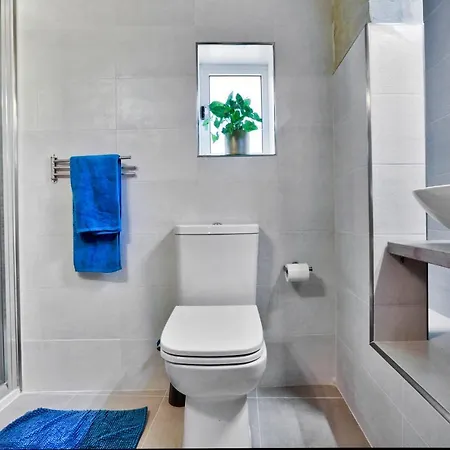 Charming 1 Bedroom Off Republic Street Sleeps 4