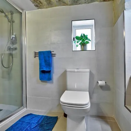 Charming 1 Bedroom Off Republic Street Sleeps 4 דירה *