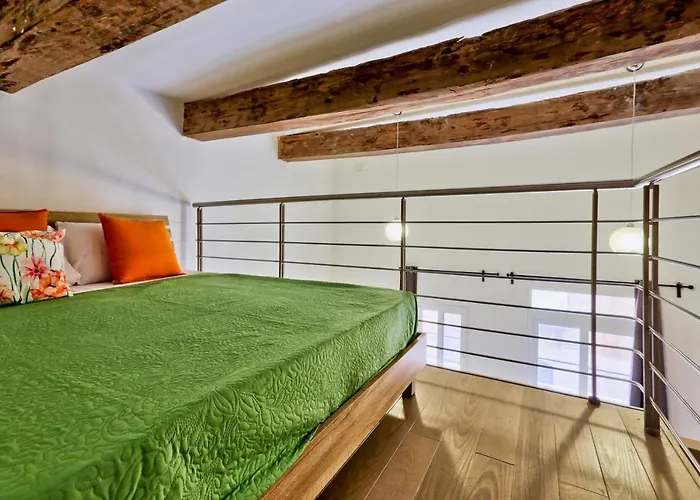 Charming 1 Bedroom Off Republic Street Sleeps 4