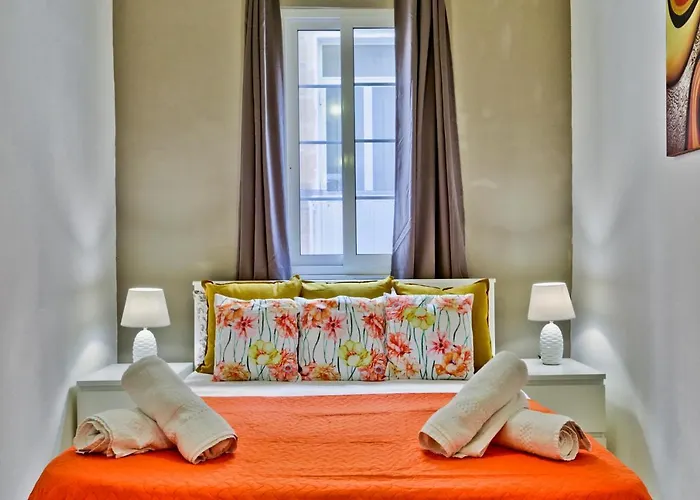 Charming 1 Bedroom Off Republic Street Sleeps 4 *