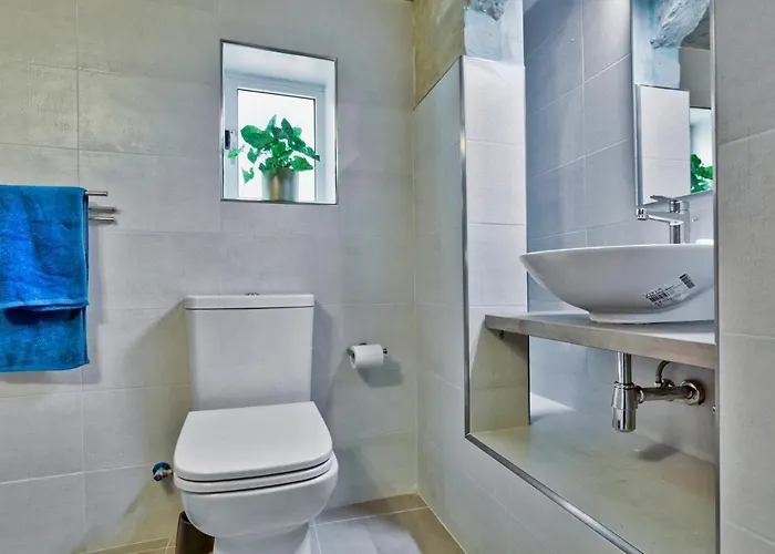 Charming 1 Bedroom Off Republic Street Sleeps 4 *